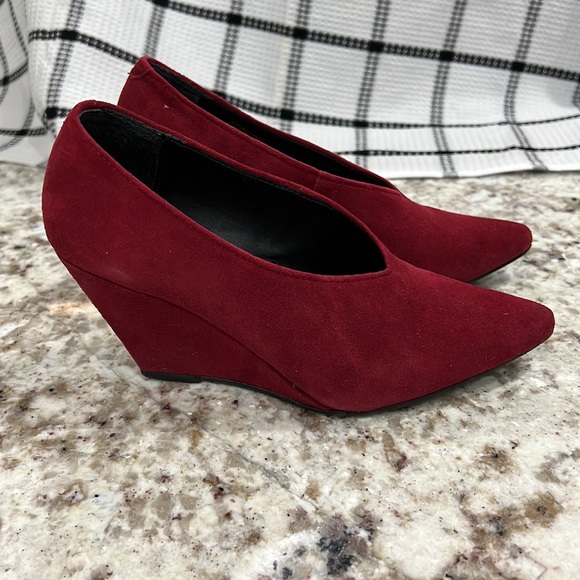 Beautiful Red Suede Wedge Shoes - Picture 5 of 10
